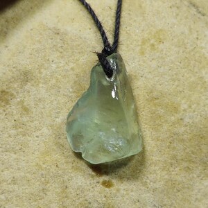 Akvamarin sidenstränghalsband, rå havsblå sten, organiska kristallsmycken, strandliknande minimalistisk choker, flytande ädelsten, nautiska smycken