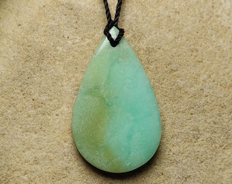 Colgante de crisoprasa natural en forma de pera, sencillo collar de seda, alternativa a la piedra natal de mayo.