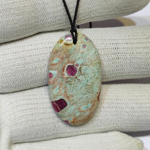 Ovaler Anhänger aus natürlichem Rubin-Fuchsit, handpolierte Boho-Kordelkette, verstellbare Kordelkette