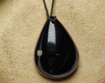 Minimalistischer schwarzer Onyx Halsreif, Seidenkordel Schmuck, schwebender Stein Halskette, einfacher organischer Anhänger, minimalistisches Geschenk, zierlicher schwarzer Kristall