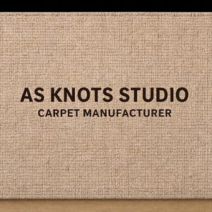 Pu&ograve; includere: Un tappeto rettangolare beige con una superficie strutturata. Il testo "AS KNOTS STUDIO CARPET MANUFACTURER" &egrave; stampato in marrone scuro. Il tappeto &egrave; posizionato su una superficie di legno marrone chiaro.