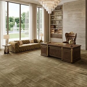 Pu&ograve; includere: Un elegante ufficio con un grande lampadario di cristallo a pi&ugrave; livelli, un divano trapuntato e una grande scrivania in legno con dettagli dorati. La stanza ha grandi finestre che si affacciano su un giardino e una libreria a muro.