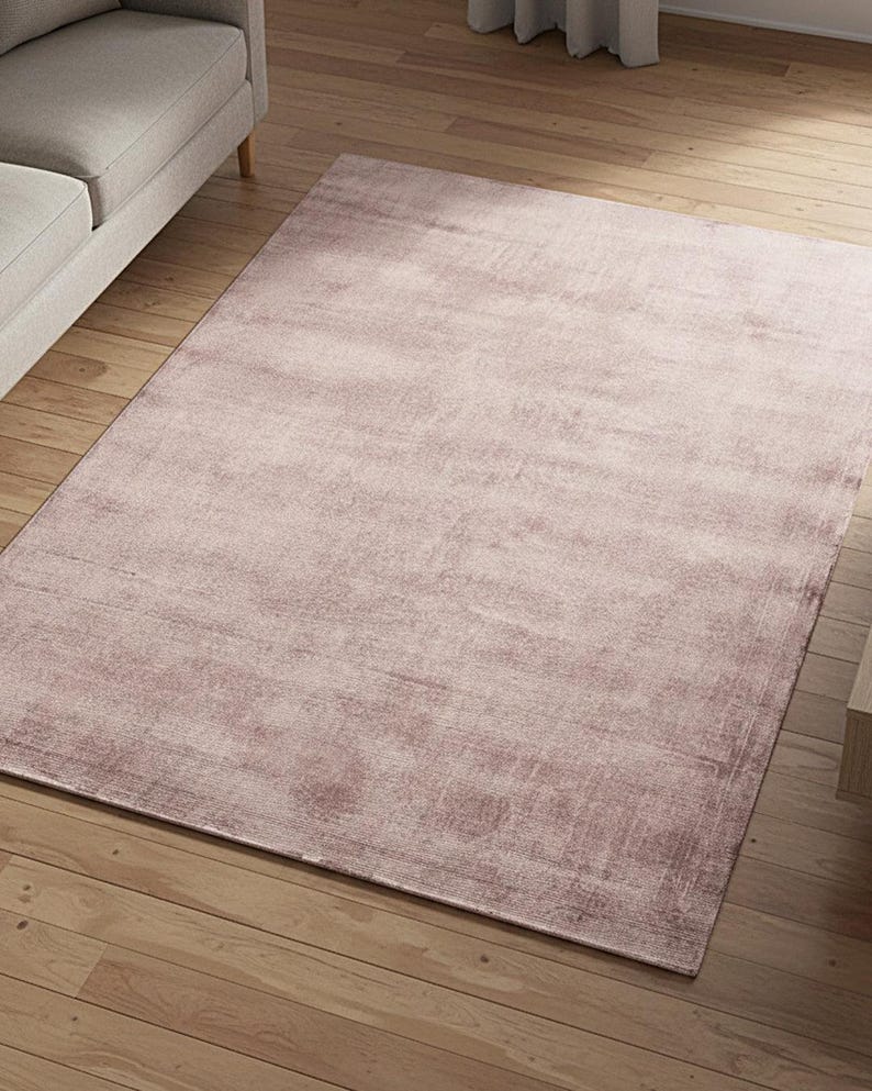 Puede incluir: Un letrero de madera r&uacute;stico con el texto "Welcome to our home" en un estilo manuscrito. El letrero rectangular tiene un acabado envejecido y un dise&ntilde;o sencillo y acogedor, adecuado para uso en interiores o exteriores.