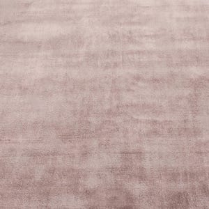 Puede incluir: Una taza de cer&aacute;mica blanca con un asa negra y el texto "But First, Coffee" en negro, con una fuente de estilo manuscrito. La taza est&aacute; sobre una superficie blanca.