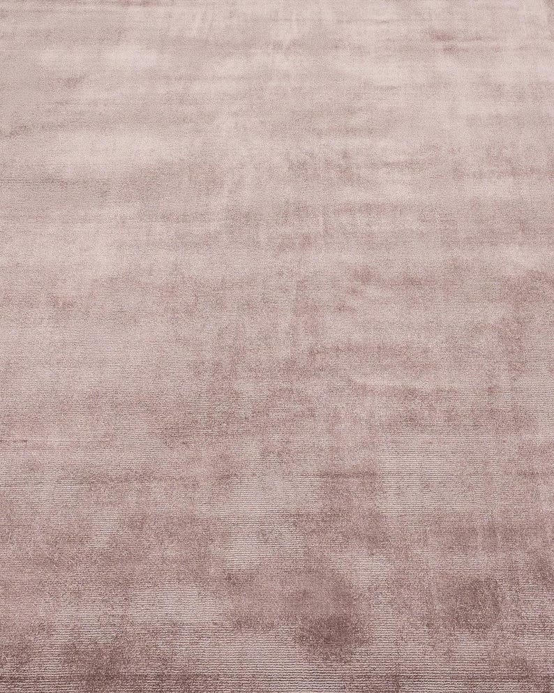 Puede incluir: Una taza de cer&aacute;mica blanca con un asa negra y el texto "But First, Coffee" en negro, con una fuente de estilo manuscrito. La taza est&aacute; sobre una superficie blanca.