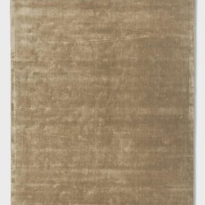 Pu&ograve; includere: Una tazza di ceramica bianca con manico nero e la scritta "But First, Coffee" in grassetto nero. La tazza &egrave; posta su uno sfondo sfocato. La tazza &egrave; alta circa 10 cm.