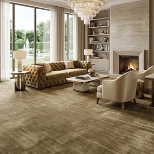 Pu&ograve; includere: Un lussuoso soggiorno con un divano verde oliva trapuntato, poltrone e un tavolino. Un grande lampadario di cristallo pende dal soffitto dorato. La stanza &egrave; dotata di camino, librerie e ampie finestre.