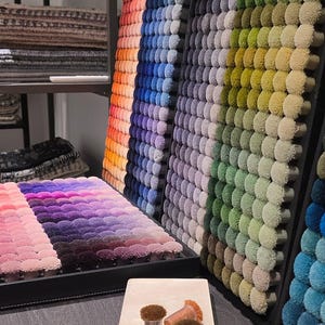 Tappeto in viscosa tessuto a mano beige / Tappeto di lusso effetto seta / Tappeto moderno minimalista / Tappeto morbido e lucido per soggiorno / Tappeto neutro per la camera da letto immagine 10