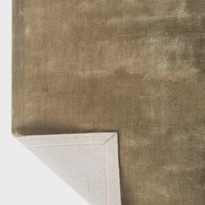 Tappeto in viscosa tessuto a mano beige / Tappeto di lusso effetto seta / Tappeto moderno minimalista / Tappeto morbido e lucido per soggiorno / Tappeto neutro per la camera da letto immagine 3