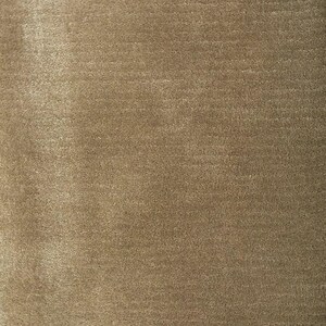 Pu&ograve; includere: Primo piano di un tessuto strutturato marrone dorato. Il materiale ha un aspetto morbido e felpato con sottili variazioni di colore e consistenza, creando un aspetto ricco e invitante. La superficie del tessuto riflette la luce, esaltando la sua profondit&agrave; e il suo calore.