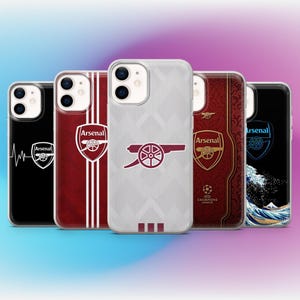 Może przedstawiać: Pięć etui na smartfony z motywami klubu piłkarskiego Arsenal. Etui przedstawiają emblemat armaty drużyny, herb i wzory koszulek w kolorach czerwonym, białym i czarnym.