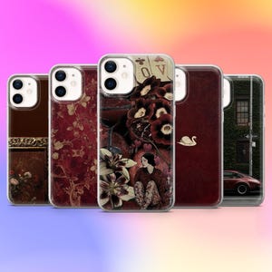 Może przedstawiać: Kolekcja pięciu etui na telefon z różnymi wzorami. Etui przedstawiają obrazy kwiatów, łabędzia, kobiety, kart do gry i samochodu. Etui mają przezroczystą obwódkę i ciemnoczerwone lub brązowe tło.