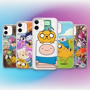 Puede incluir: Una colección de cinco fundas transparentes para teléfonos con diseños de personajes de dibujos animados coloridos. Las fundas muestran varios personajes y escenas, con una vibrante paleta de colores azules, amarillos, rosas y verdes.