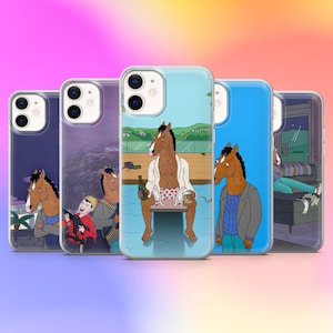 Può includere: Una collezione di custodie trasparenti per telefoni con disegni di personaggi di cavalli dei cartoni animati. Ogni custodia mostra una scena diversa, con il cavallo in vari contesti, tra cui una piscina e un soggiorno. Le custodie hanno una finitura lucida e sono progettate per uno smartphone.