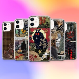 Può includere: Una collezione di cinque custodie per telefono con design unici. Le custodie presentano varie illustrazioni, tra cui una falena, un corvo ed elementi floreali. La tavolozza dei colori include marroni, verdi, rossi e neri, creando un'estetica vintage.