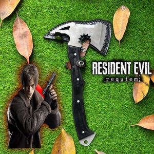 Pode incluir: Machado com cabo preto e lâmina prateada, com um elemento de design em forma de engrenagem. O machado está sobre um fundo verde com folhas de outono espalhadas. O texto "RESIDENT EVIL requiem" é visível.