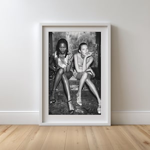 Può includere: Un set di tre tazze in ceramica con finitura opaca e macchiettata. Le tazze sono nei toni del crema, grigio chiaro e grigio scuro. Ogni tazza ha un design semplice e minimalista.