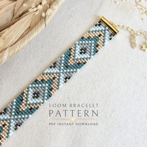 Può includere: Un modello di braccialetto con telaio di perline in verde acqua, oro e bianco. Il braccialetto ha un design geometrico. Il testo "LOOM BRACELET PATTERN" e "PDF INSTANT DOWNLOAD" è visibile sull'immagine.