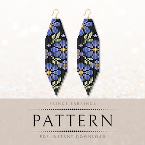 Pode incluir: Um par de brincos de franja com contas com fundo preto e um padrão floral em tons de azul, amarelo e verde. Os brincos têm ganchos dourados. A imagem também inclui o texto "FRINGE EARRINGS PATTERN PDF INSTANT DOWNLOAD."