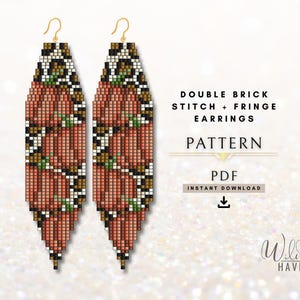Może przedstawiać: Para długich, spiczastych kolczyków z koralików z wzorem dyni i panterki w kolorach pomarańczowym, zielonym, brązowym, czarnym i białym. Tekst brzmi: DOUBLE BRICK STITCH + FRINGE EARRINGS PATTERN PDF INSTANT DOWNLOAD oraz Wild Haven.