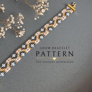 Op de afbeelding: Een weefarmbandpatroon met een geometrisch ontwerp in wit, zwart en goud. De armband wordt diagonaal weergegeven, met de tekst "LOOM BRACELET PATTERN PDF INSTANT DOWNLOAD" eronder.