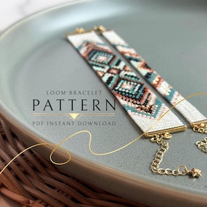 Puede incluir: Dos pulseras de telar con un patrón geométrico en blanco, turquesa, coral y dorado. Las pulseras se muestran en un plato gris. El texto de la imagen dice "LOOM BRACELET PATTERN PDF INSTANT DOWNLOAD."