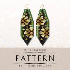 Pode incluir: Um par de brincos de franja de contas com um padrão floral. Os brincos apresentam uma base preta com uma borda verde e um design floral dourado. Os brincos são suspensos por ganchos dourados. A imagem também inclui o texto "FRINGE EARRINGS PATTERN PDF INSTANT DOWNLOAD."
