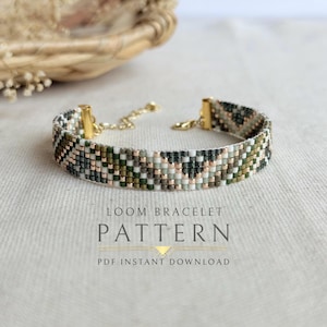 以下が含まれることがあります： 緑、白、ベージュの色合いの幾何学模様のビーズ織りブレスレット。ゴールドカラーの留め金とチェーンエクステンダーが付いています。「LOOM BRACELET PATTERN PDF INSTANT DOWNLOAD」の文字が下に表示されています。