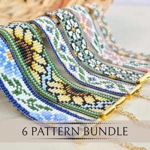 Può includere: Sei braccialetti di perline con motivi intricati in vari colori, tra cui blu, verde, giallo e bianco. Ogni braccialetto ha una chiusura e una catena color oro. Il testo "6 PATTERN BUNDLE" è visualizzato nella parte inferiore dell'immagine.