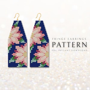 Puede incluir: Un par de pendientes de flecos con cuentas y un patrón floral en tonos rosa, verde y blanco sobre un fondo azul oscuro. El texto dice: FRINGE EARRINGS PATTERN PDF INSTANT DOWNLOAD. Los pendientes tienen ganchos de metal de color dorado.
