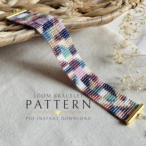 Può includere: Un braccialetto con perline intrecciate con un motivo geometrico nei toni del rosa, blu, bianco e oro. Il braccialetto ha chiusure color oro ed è esposto su una superficie neutra. Il testo sull'immagine recita "LOOM BRACELET PATTERN PDF INSTANT DOWNLOAD."