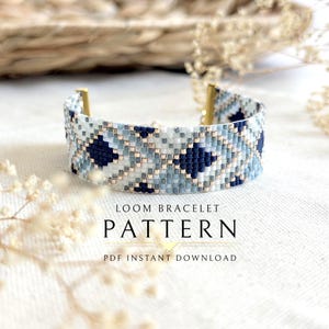 Puede incluir: Un patrón de pulsera de telar con un diseño geométrico en tonos azules, blancos y dorados. La pulsera se muestra sobre una superficie blanca con el texto "LOOM BRACELET PATTERN PDF INSTANT DOWNLOAD".