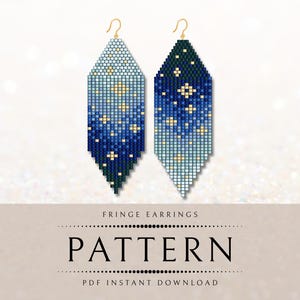 Op de afbeelding: Twee gefranjerde oorbellen met een nachthemelontwerp. De oorbellen hebben een verloop van blauw en groen, met goudkleurige sterren. De oorbellen hangen aan goudkleurige haken. De afbeelding bevat ook de tekst "FRINGE EARRINGS PATTERN PDF INSTANT DOWNLOAD."