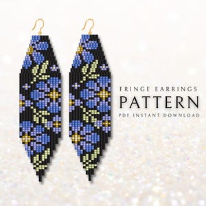 Puede incluir: Un par de pendientes de flecos largos y puntiagudos con un patrón floral de cuentas en tonos azul, amarillo y verde claro sobre un fondo negro. El texto a la derecha dice FRINGE EARRINGS PATTERN PDF INSTANT DOWNLOAD.