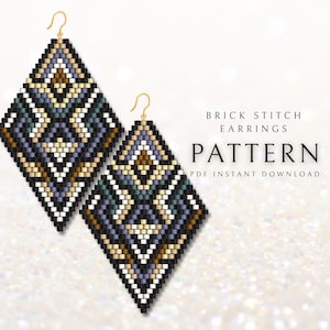 Op de afbeelding: Een digitaal ontwerp voor brick stitch oorbellen met een ruitvormig geometrisch patroon van zwarte, witte, blauwe en bruine kralen. De tekst luidt BRICK STITCH EARRINGS PATTERN PDF INSTANT DOWNLOAD op een lichte achtergrond.