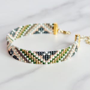 Zig Zag Bead Loom Bracelet Pattern – Thin Green Gold Seed Bead Design (Digital PDF)