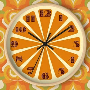 Può includere: Un orologio da parete rotondo dal design retrò. Il quadrante è arancione, simile a una fetta di agrume, con lancette e numeri neri. L'orologio è ambientato su uno sfondo colorato e fantasia, creando un'estetica vintage.