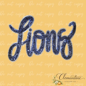 Puede incluir: La palabra "Lions" en azul marino con borde de purpurina plateada, sobre un fondo amarillo. La palabra está en una fuente cursiva, con un efecto brillante. El fondo tiene una marca de agua repetida "Do not copy".