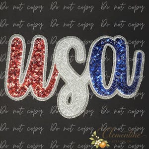 Op de afbeelding: Een decoratieve patch met de letters USA in cursief schrift. De U is bedekt met rode lovertjes, de S met witte lovertjes en de A met blauwe lovertjes. Elke letter heeft een zilveren glitterrand die de vorm omlijnt.