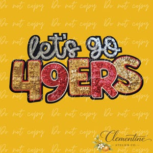 Puede incluir: Un diseño de parche con lentejuelas que muestra el texto "let's go" en lentejuelas plateadas sobre el texto "49ERS" en lentejuelas doradas y rojas alternas. Las letras tienen un borde negro grueso sobre un fondo amarillo sólido.