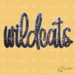 Puede incluir: Un parche de lentejuelas con la palabra "wildcats" en cursiva. Las letras están delineadas con lentejuelas plateadas, con un relleno de lentejuelas marrón oscuro y un acento de lentejuelas rosa-bronce. El fondo es amarillo claro.