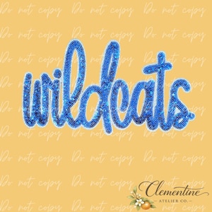 Puede incluir: Escritura "Wildcats" con lentejuelas azules sobre un fondo amarillo. La palabra está en cursiva, con cada letra delineada con lentejuelas azules. El fondo tiene una marca de agua repetida "Do not copy".
