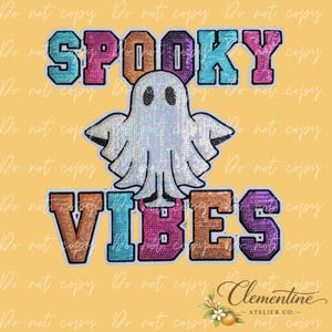 Op de afbeelding: Een paillettenontwerp met de tekst SPOOKY VIBES in veelkleurige blokletters en een witte spookfiguur in het midden. De letters wisselen af tussen blauwe, roze, oranje en paarse tinten, allemaal bedekt met een glinsterende, getextureerde paillettenafwerking.