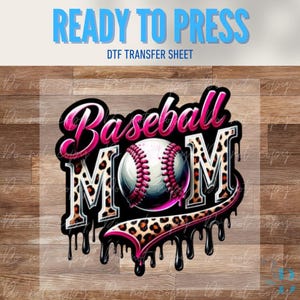 Puede incluir: Una hoja de transferencia DTF con las palabras "READY TO PRESS" en azul. El diseño presenta las palabras "Baseball MOM" en rosa y negro, con una pelota de béisbol en el centro. Las letras "MOM" tienen un diseño de estampado de leopardo.
