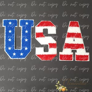 Op de afbeelding: Drie grote letters in varsity-stijl die het woord USA vormen. De U is blauw met witte sterren. De S en A hebben horizontale rode en witte strepen. Elke letter heeft een getextureerd, pluizig oppervlak en een witte rand op een donkere achtergrond.