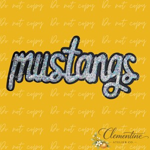 Könnte beinhalten: Ein Aufnäher in Schreibschrift mit dem Wort mustangs aus irisierenden, lichtreflektierenden Pailletten. Die Buchstaben sind mit einem dicken, soliden schwarzen Rand versehen, was ein kontrastreiches Design für die Applikation auf Stoffen ergibt.