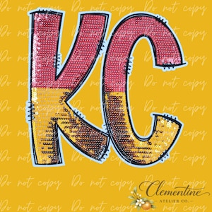 Könnte beinhalten: Die Buchstaben K und C in einem Pailletten-Design. Die oberen Hälften der Buchstaben sind rot, während die unteren Hälften goldfarben sind. Jeder Buchstabe hat eine dicke hellblaue Umrandung und schwarze Ziernähte an den Rändern.