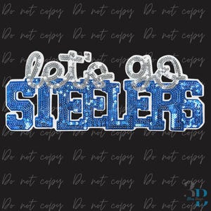 Könnte beinhalten: Ein Paillettenaufnäher mit dem Text "let's go" in silbernen Pailletten über dem Wort "STEELERS" in blauen Pailletten. Die Buchstaben haben einen weißen Rand und eine Blockschrift, was eine dekorative Applikation für Stoffe oder Kleidung ergibt.