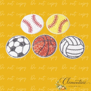 Puede incluir: Cinco parches circulares con diseños de pelotas deportivas cubiertos de lentejuelas. La colección incluye una pelota de béisbol blanca, una de sóftbol amarilla, un balón de fútbol blanco y negro, uno de baloncesto naranja y uno de voleibol blanco y negro, dispuestos sobre un fondo amarillo.