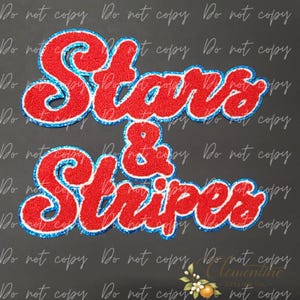 Op de afbeelding: Een chenille patch met de rode tekst Stars & Stripes in een cursief lettertype. De letters hebben een dikke witte omlijning en een glinsterende blauwe rand. De patch heeft een getextureerd oppervlak en een opvallende uitstraling.